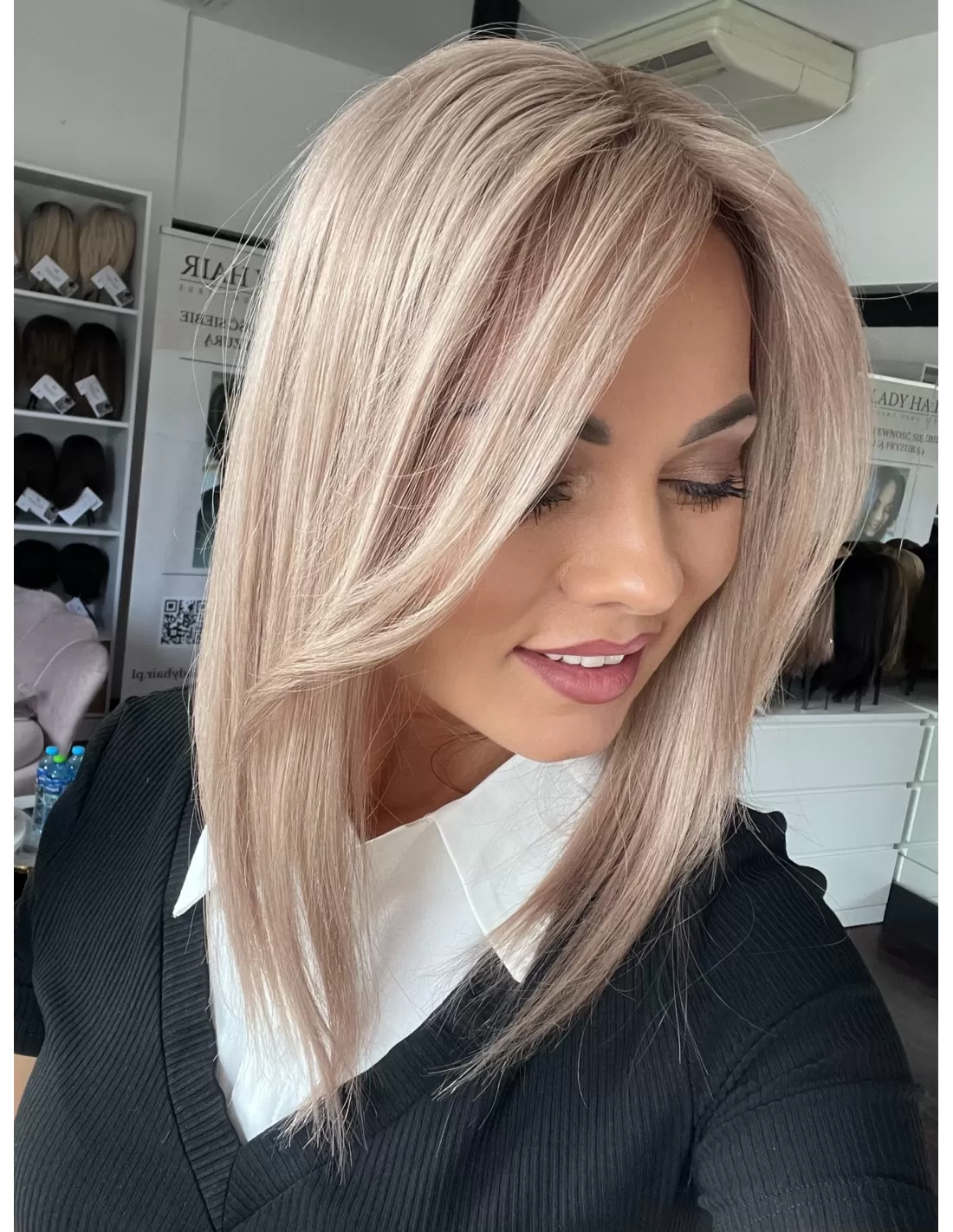 Włosy do ramion z grzywką na boki